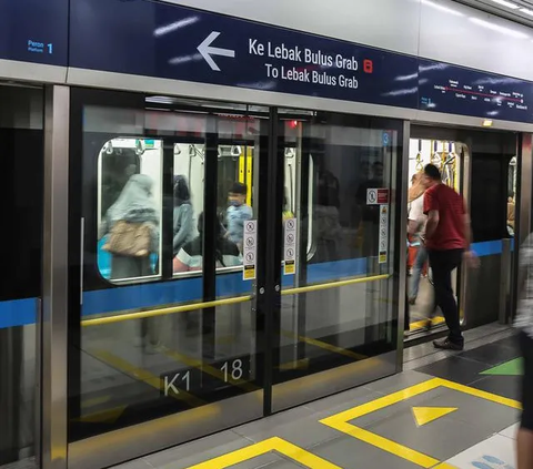 Sebelumnya, PT MRT Jakarta resmi memberlakukan ketentuan baru dalam proses pembayaran naik MRT Jakarta per Sabtu, 1 Juli 2023. Total, ada empat aplikasi e-wallet yang tidak bisa lagi digunakan pelanggan untuk membeli tiket MRT.