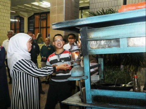 Penjual Nasgor di Surabaya Setia Pakai Petromaks di Gerobak, Ciptakan Suasana Makan Romantis