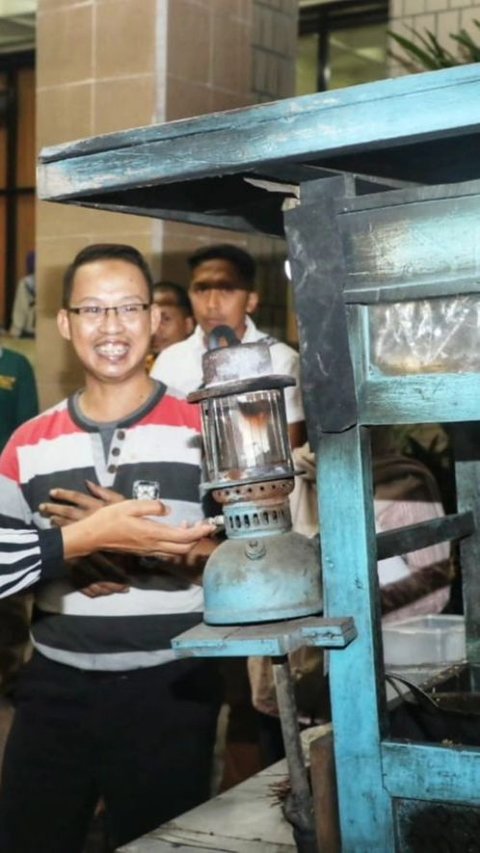 Penjual Nasgor di Surabaya Setia Pakai Petromaks di Gerobak, Ciptakan Suasana Makan Romantis
