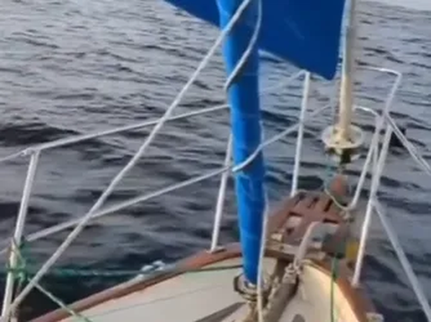 Peristiwa aneh yang dialami oleh seorang pelaut saat tengah berada di kapal dalam sebuah perjalanannya sempat viral di media sosial.