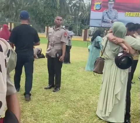 Keluarga Tak Kunjung Datang, Siswa Bintara Mematung Menahan Air Mata