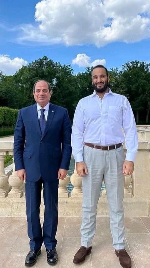 MBS bersama Presiden Mesir, Abdel Fattah Al-Sisi saat bertemu di Prancis bulan Juni 2023.<br /><br />Sumber: Facebook/HRH mohammed bin Salman al Saudi