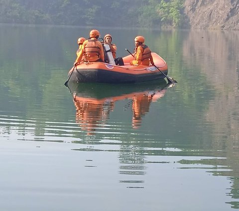 Tiga orang tenggelam di Danau Kuari, Kecamatan Cigudeg, Kabupaten Bogor, Jumat (14/7) dini hari. Para korban diketahui sedang melakukan pengobatan alternatif, dengan cara mandi di danau tersebut.