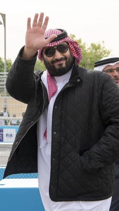 MBS memadukan gamis putihnya dengan jaket hitam, dilengkapi guthra dan igal serta kacamata hitam saat menghadiri Kejuaraan Mobil Listrik Formula E ABB FIA di kota Diriyah.<br /><br />Foto: Saudi Press Agency (SPA)