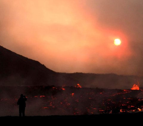 Gunung berapi di dekat Litli Hrutur, Reykjavik, Islandia, meletus pada 10 Juli 2023. Pihak berwenang memperingatkan para wisatawan agar menjauh dari gunung api tersebut untuk menghindari paparan gas beracun.
