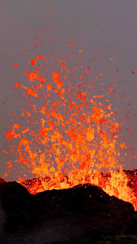 Meski begitu, banyak wisatawan yang tetap nekat mendatangi gunung itu. Simak foto-fotonya!