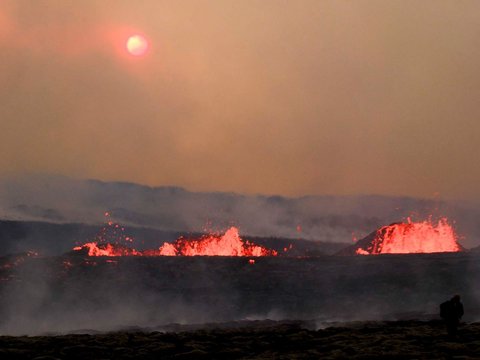 FOTO: Potret Menakjubkan Erupsi Gunung Api di Islandia yang Pikat Wisatawan