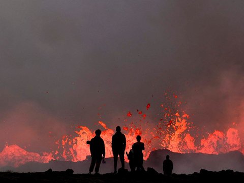 FOTO: Potret Menakjubkan Erupsi Gunung Api di Islandia yang Pikat Wisatawan