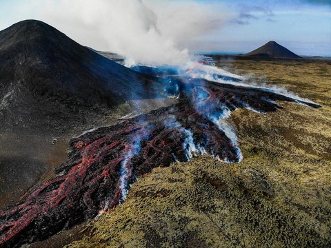 FOTO: Potret Menakjubkan Erupsi Gunung Api di Islandia yang Pikat Wisatawan