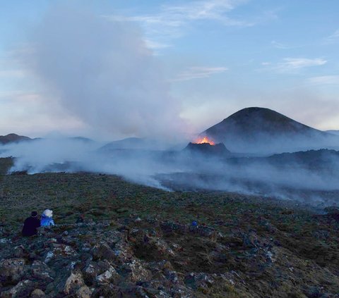 Foto-foto yang diperoleh AFP memperlihatkan para wisatawan tampak santai saat berada di dekat gunung api tersebut. Mereka begitu menikmati pemandangan yang mungkin hanya sekali dalam seumur hidupnya.