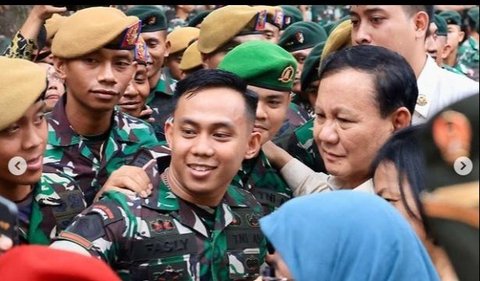 Saat pemberian bantuan, tak lupa Prabowo menyapa masyarakat yang gegap gempita menyambutnya.