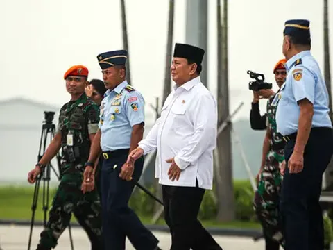 Mantan Jenderal Kopassus Jadi Sasaran 'Selfie' Prajurit saat Bagikan Ribuan Motor Trail