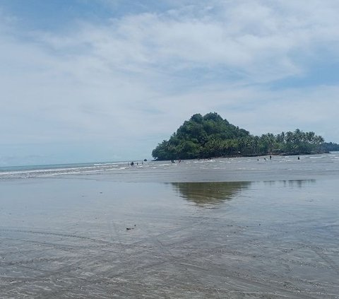 Mengunjungi 'Malin Kundang' di Pantai Air Manis, Destinasi Wisata Favorit di Kota Padang