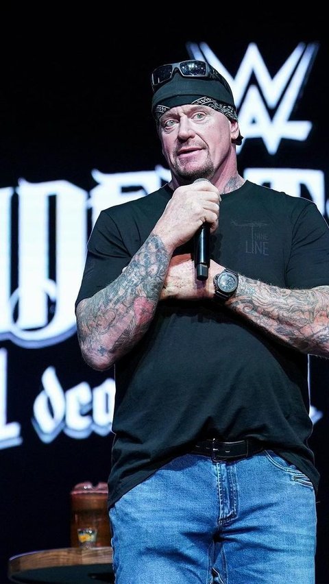 Lindungi Istrinya, Aksi Legenda WWE The Undertaker Pelototin Ikan Hiu Disorot Warganet