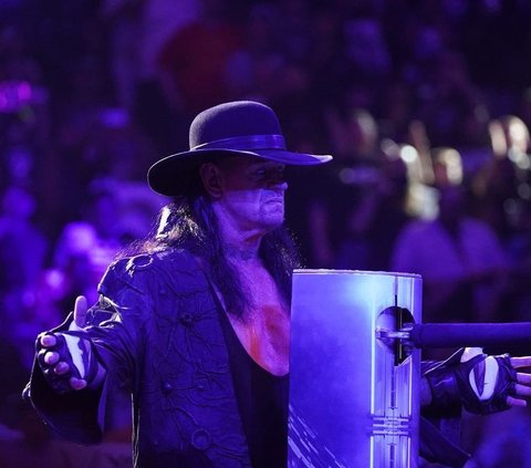 Lindungi Istrinya, Aksi Legenda WWE The Undertaker Pelototin Ikan Hiu Disorot Warganet