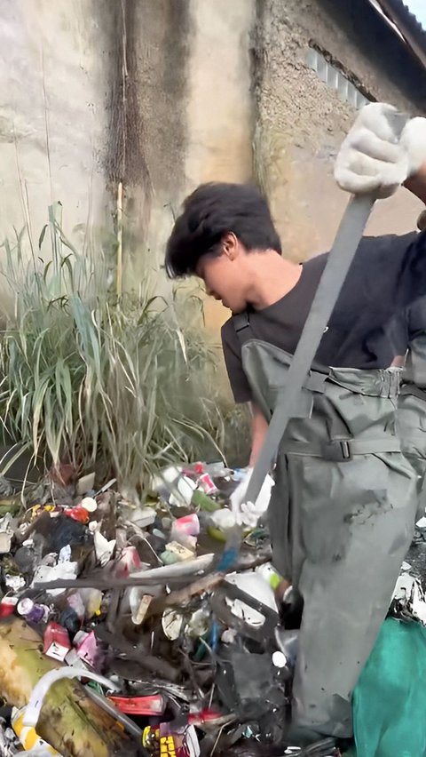 Pemuda Inspiratif Bersihkan Sungai dari Tumpukan Sampah, Temukan Barang Harga Jutaan