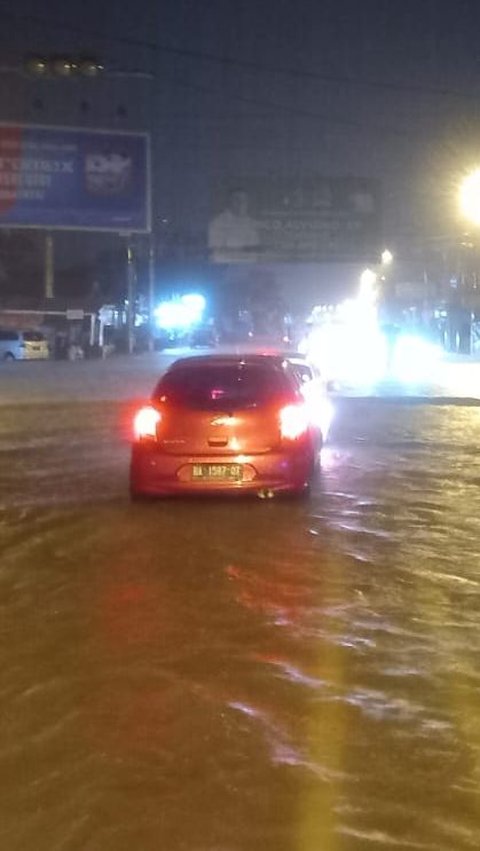Hujan Deras Picu Banjir di Sejumlah Wilayah Pesisir Sumbar, BPBD: Kota Padang Paling Parah