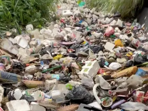 Pemuda Inspiratif Bersihkan Sungai dari Tumpukan Sampah, Temukan Barang Harga Jutaan