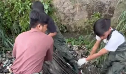 Meskipun menemukan barang-barang mewah di tumpukan sampah sungai, para pemuda inspiratif itu pun tetap melanjutkan aksinya membersihkan sampah sampai aliran sungai bisa kembali normal.