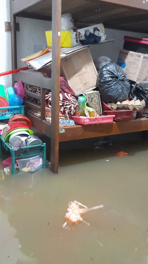 Hujan yang mengguyur Kota Padang mulai reda sekitar pukul 09.00 WIB. Banjir pada sebagian daerah pun berangsur surut.