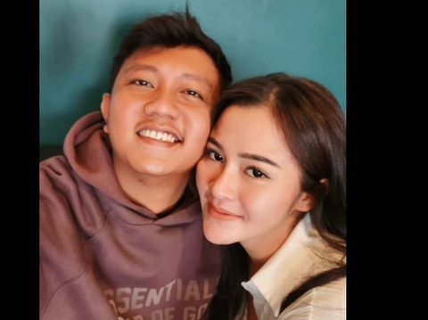 Potret Kebersamaan Denny Caknan dan Istri