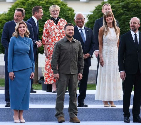Sebuah foto yang memperlihatkan Presiden Ukraina Volodomyr Zelensky berdiri sendirian di antara sejumlah pemimpin dunia yang saling mengobrol viral di media sosial.<br /><br />Momen tersebut terjadi di tengah acara KTT NATO 2023 yang berlangsung pada 11-12 Juli di Vilnius, Lithuania. Zelensky hadir sebagai tamu undangan dalam acara itu.
