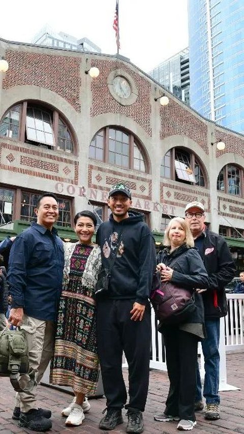 Di hari yang berbeda, Andika bersama keluarganya berkunjung ke Pike Place Market.