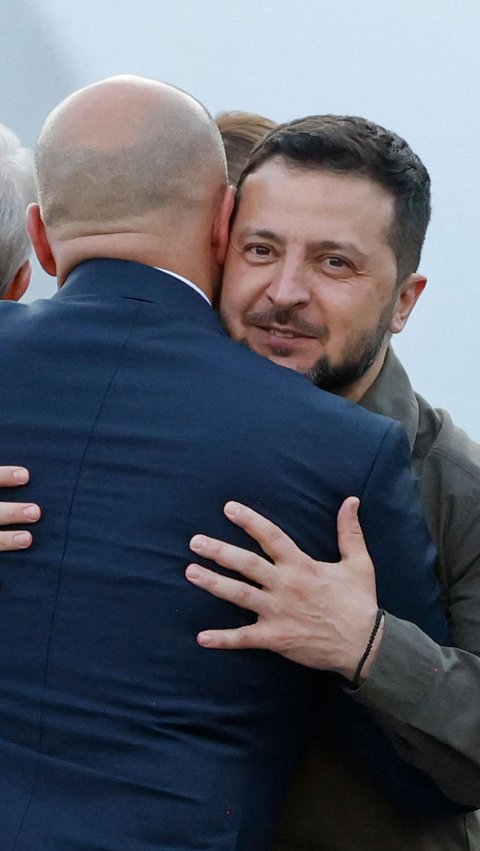 Di foto lainnya, Zelensky mendapatkan pelukan hangat dari Perdana Menteri Makedonia Dimitar Kovachevski.