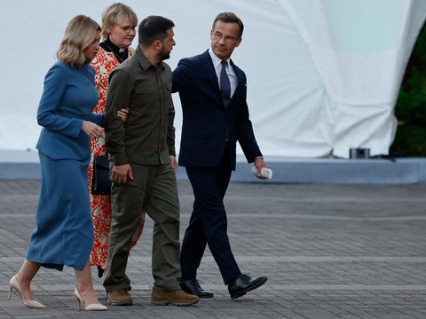 FOTO: Viral Momen Presiden Ukraina Tak Punya Teman Ngobrol di KTT NATO, Wajah Muramnya Jadi Sorotan