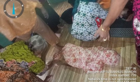 Korban dievakuasi oleh warga dibantu personel dari Polsek Padang Selatan. Setelah berhasil dievakuasi, keduanya dibawa ke rumah kerabat.