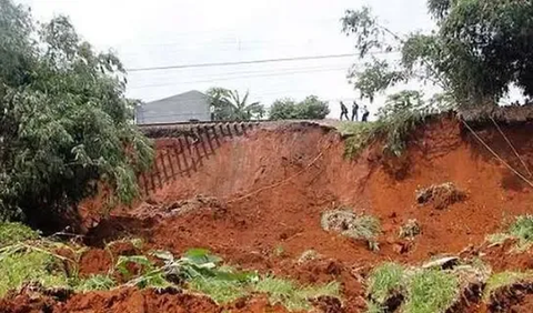 Selain itu, Nanang Irawadi menghubungi Badan Penanggulangan Bencana Daerah (BPBD). Namun, hingga saat ini, belum ada tim BPBD yang datang ke lokasi bencana.