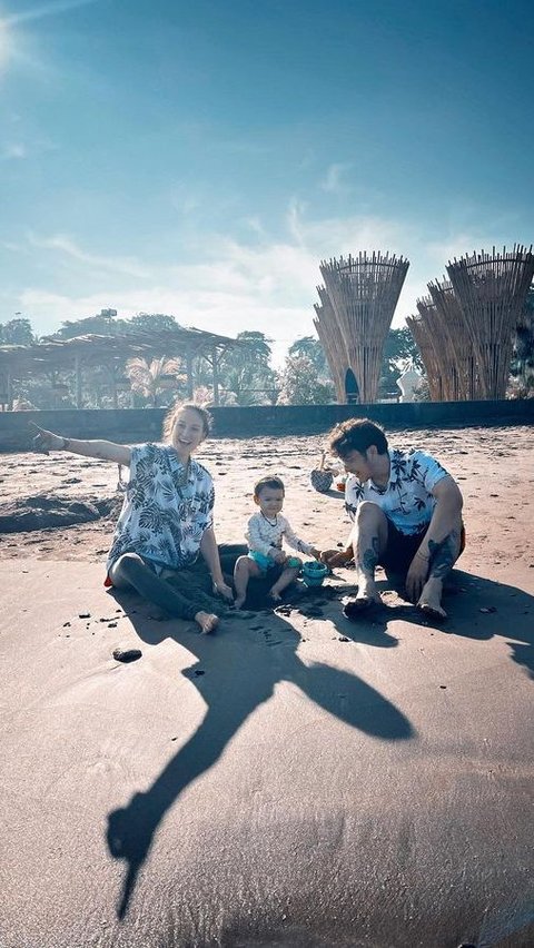 10 Momen Lucu Baby Djiwa Anak Nadine Chandrawinata Main Pasir di Pantai, Gemesin Banget!