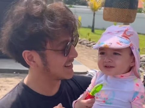 Ada juga yang dibuat salfok dengan Baby Djiwa. Selain cantik, Baby Djiwa disebut bule banget.