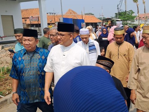 Mantan Gubernur DKI Jakarta Anies Baswedan mengunjungi warga di Kampung Susun Akuarium, Jakarta Utara.