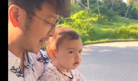 Potret kebersamaan Baby Djiwa dengan sang ayah, Dimas Anggara. Dimas tampak menggendong Baby Djiwa.