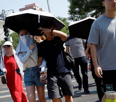 Cuaca panas ekstrem melanda kota-kota di wilayah utara China. Di Beijing, fenomena ini membuat suhu melonjak drastis lebih dari 40 derajat Celcius.<br /><br />Selain membuat suhu meningkat, cuaca panas ekstrem ini juga menyebabkan terik matahari terasa lebih menyengat dibandingkan hari-hari biasanya.
