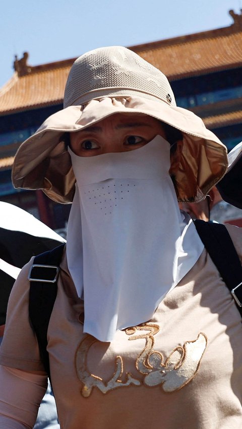 Tak hanya itu, mereka juga memakai masker tak biasa untuk melindungi wajahnya agar tak terbakar sinar matahari. Masker unik itu dikenal sebagai ‘facekini’