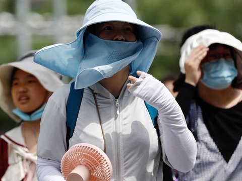 FOTO: Warga China Ramai-Ramai Pakai Masker Khusus untuk Cegah Wajah Terbakar Saat Panas Menggila