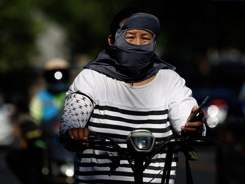 FOTO: Warga China Ramai-Ramai Pakai Masker Khusus untuk Cegah Wajah Terbakar Saat Panas Menggila