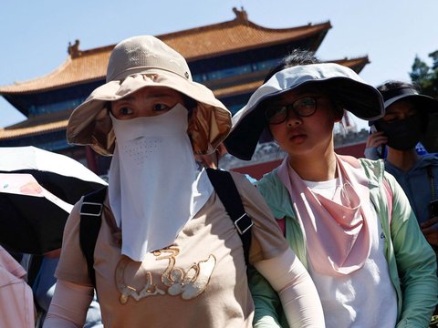 FOTO: Warga China Ramai-Ramai Pakai Masker Khusus untuk Cegah Wajah Terbakar Saat Panas Menggila