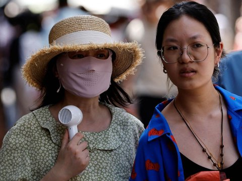 FOTO: Warga China Ramai-Ramai Pakai Masker Khusus untuk Cegah Wajah Terbakar Saat Panas Menggila