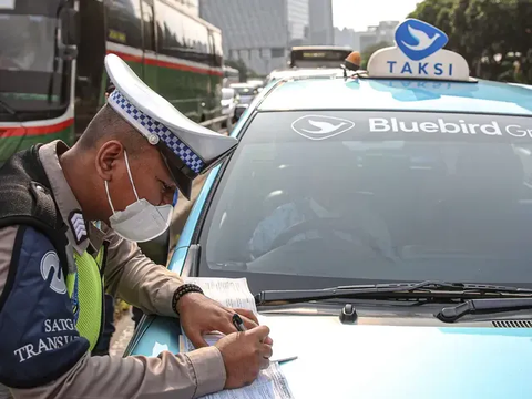 Perhatian! Tidak Nyalakan Sein atau Lambaikan Tangan saat Belok Didenda Rp250 Ribu