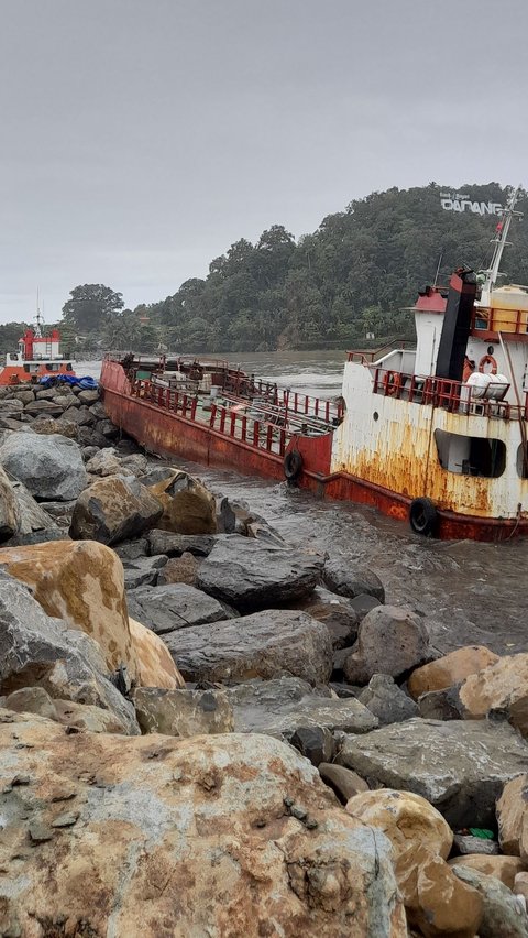 Terseret Ombak Besar, Kapal Pengangkut BBM Tujuan Mentawai Terdampar di Pantai Padang