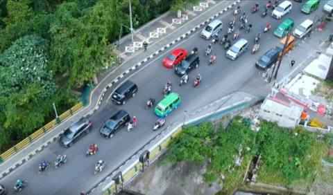 Pengamat Transportasi dan Hukum sekaligus  Budiyanto, mengatakan sesuai dengan UU yang ada pengendara juga harus memperhatikan situasi lalu lintas di depan, di samping dan di belakang kendaraan.