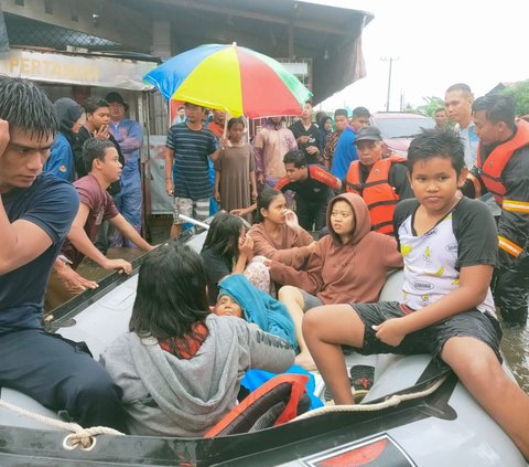 Terseret Ombak Besar, Kapal Pengangkut BBM Tujuan Mentawai Terdampar di Pantai Padang