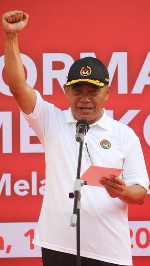 Momen Menko Muhadjir Jajal Tes Kebugaran Lari 1,6 Km di Monas