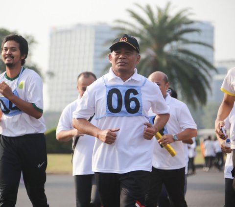 Momen Menko Muhadjir Jajal Tes Kebugaran Lari 1,6 Km di Monas