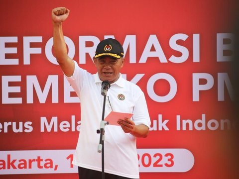 Momen Menko Muhadjir Jajal Tes Kebugaran Lari 1,6 Km di Monas