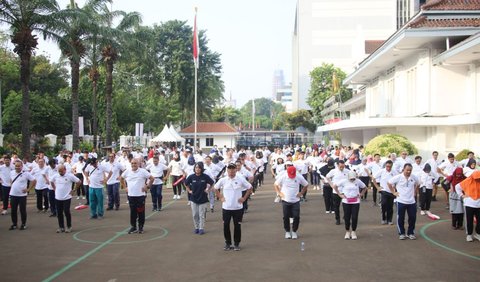 Bersama dengan agenda pembukaan itu, Muhadjir juga memberikan penghargaan kepada Anies Kristianita Dwihening dari Inspektorat Kemenko PMK sebagai pegawai teladan periode bulan Mei 2023.