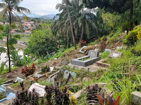 Perkuburan di Padang Longsor, Belasan Jenazah  Masih Terbungkus Kain Kafan Berserakan